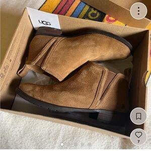 WOMANS Suede Ugg Chelsea Boots. Size 7